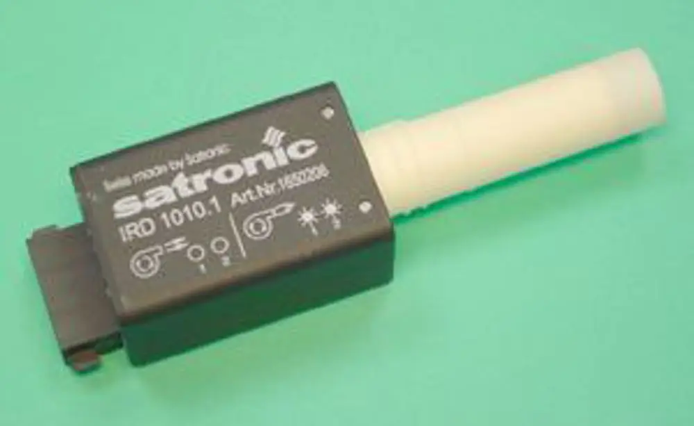 Flammenüberwachungsgerät von Remeha mit axialer Sensorstruktur und elektronischen Steckverbindungen auf einem grünen Hintergrund.